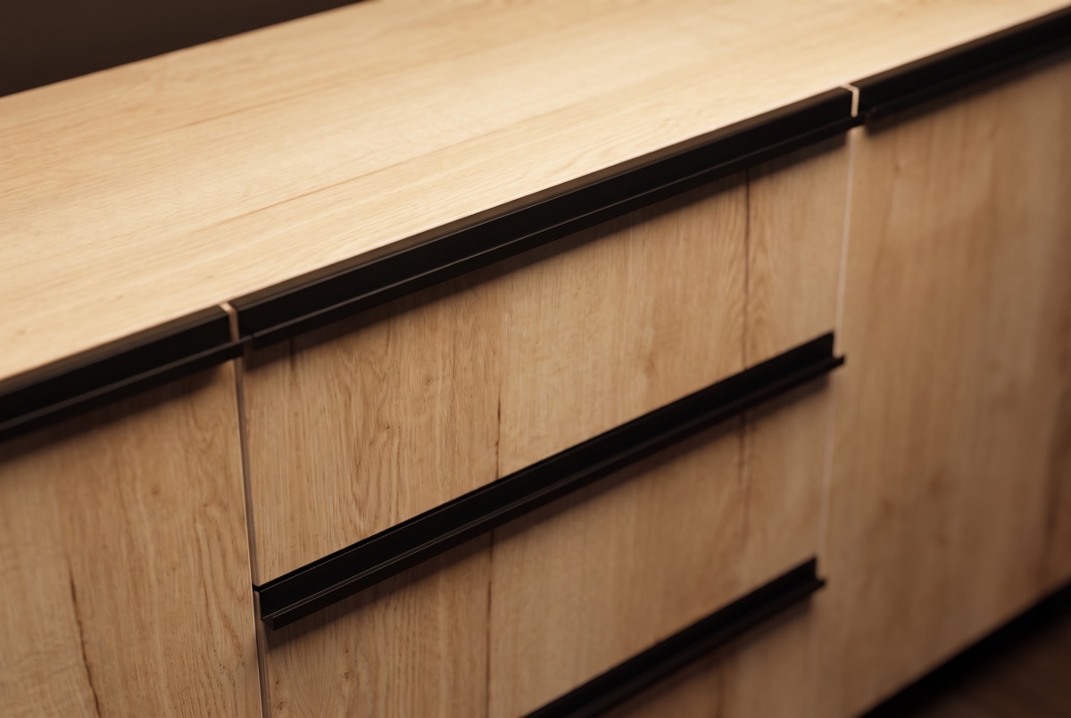 Nahaufnahme einer Sideboard-Front in Eiche mit schwarzer Griffleiste, Visualisierung